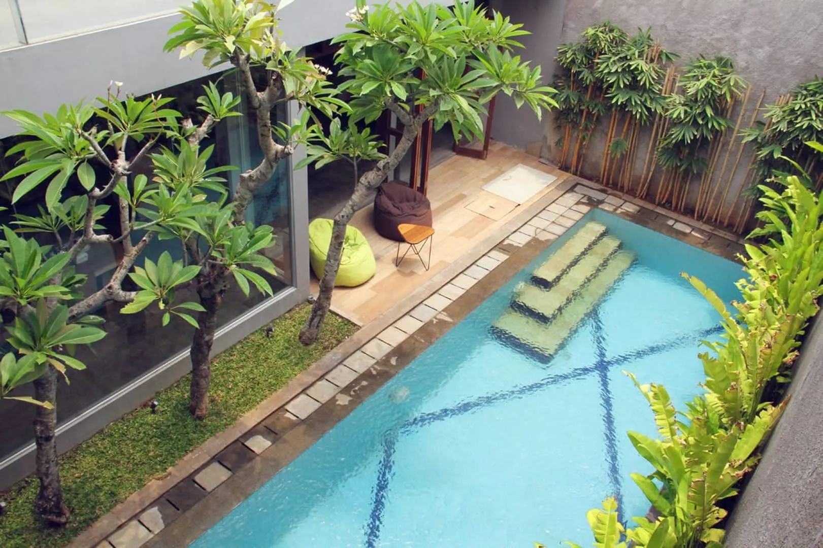 desain rumah mewah 2 lantai dengan kolam renang dan taman