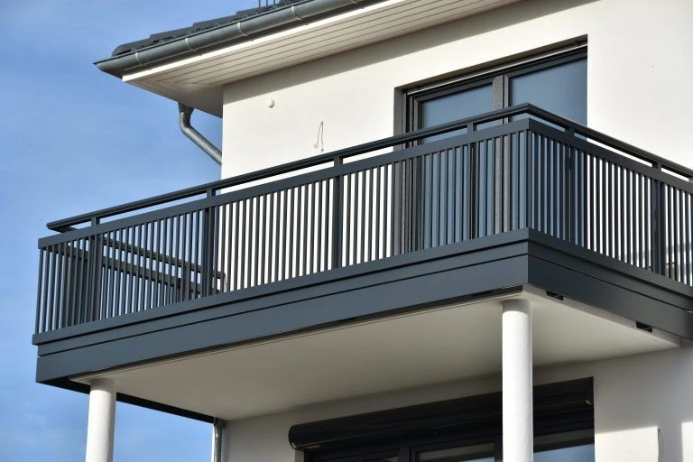 Model Pagar Lantai 2 Terbaru untuk Tampilan Rumah Mewah